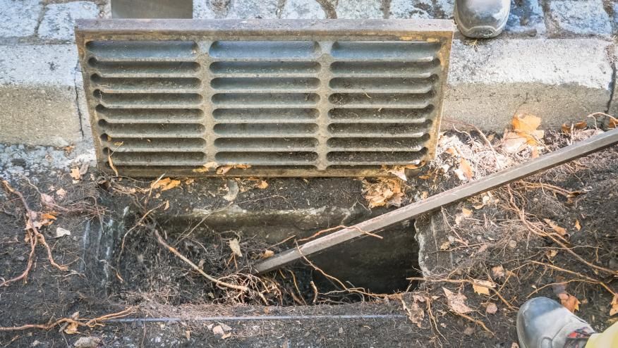 Limpeza de sumidouros na Alameda dos Oceanos