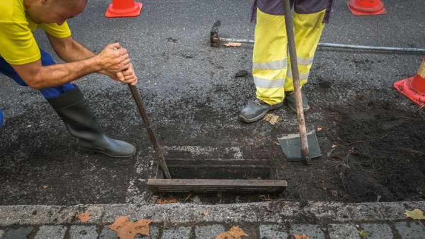Desentupimento e limpeza de sarjetas na Avenida D. Jo&atilde;o II