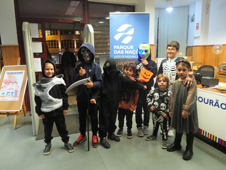 Biblioteca assombrada na noite de Halloween