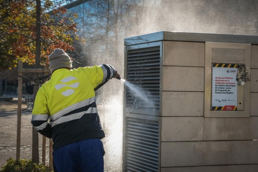 Lavagem de espa&ccedil;os junto ao Pavilh&atilde;o de Portugal