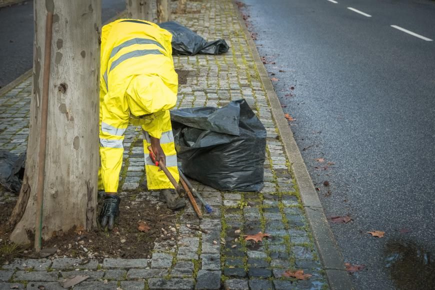 Limpeza de caleiras nas Alameda dos Oceanos
