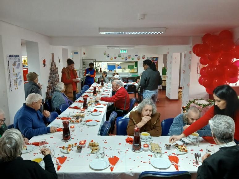 Almo&ccedil;o &agrave; luz das velas no Centro de Dia