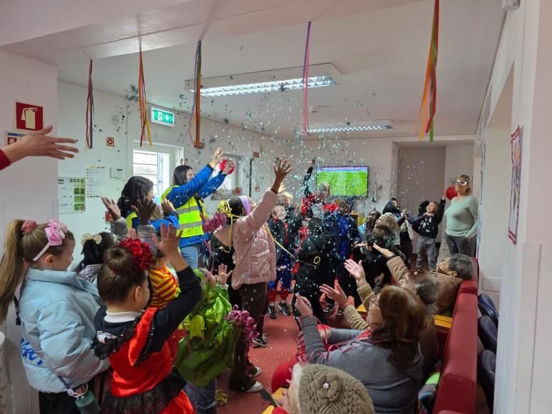 Crian&ccedil;as das AAAF/CAF celebraram o Carnaval (tamb&eacute;m) com os seniores