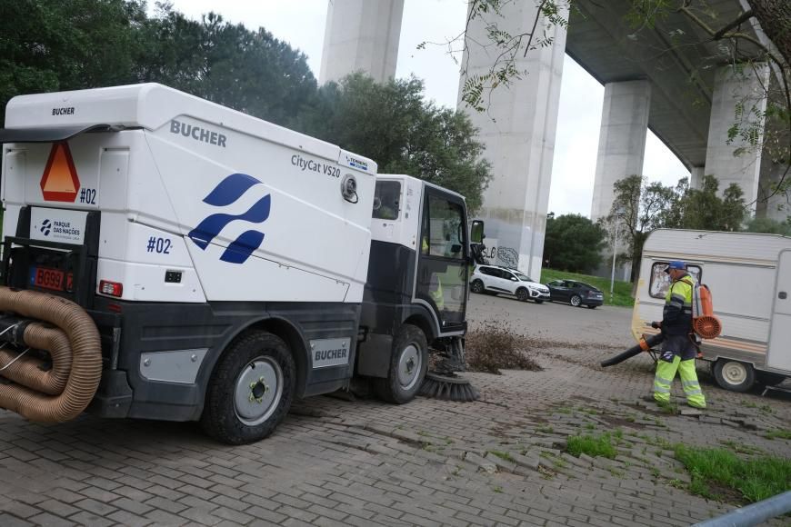 Deservagem e limpeza com varredora