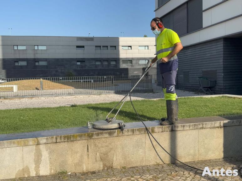 Lavagem alta press&atilde;o nos canteiros da freguesia