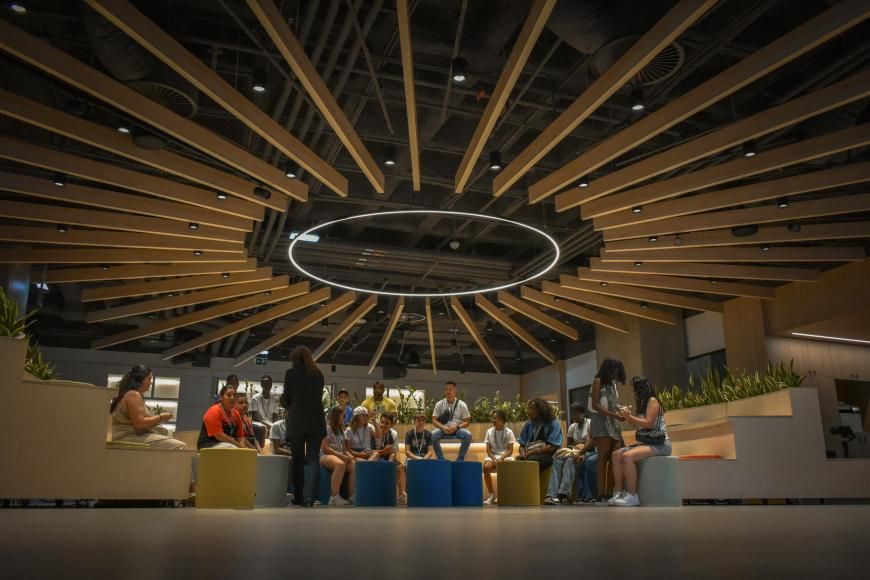 Jovens visitam empresa tecnol&oacute;gica