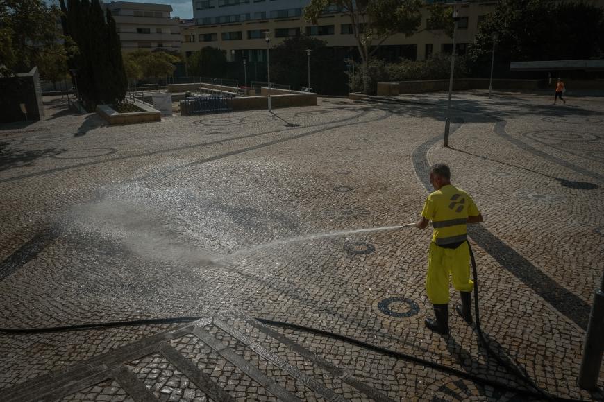 Lavagem de passeios e muretes Lavagem de passeios e muretes