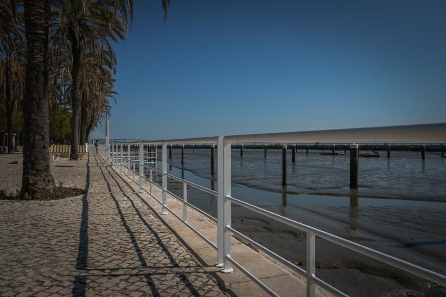 Tr&ecirc;s quil&oacute;metros de guarda corpos pintados