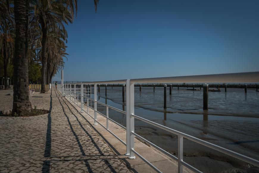 Três quilómetros de guarda corpos pintados