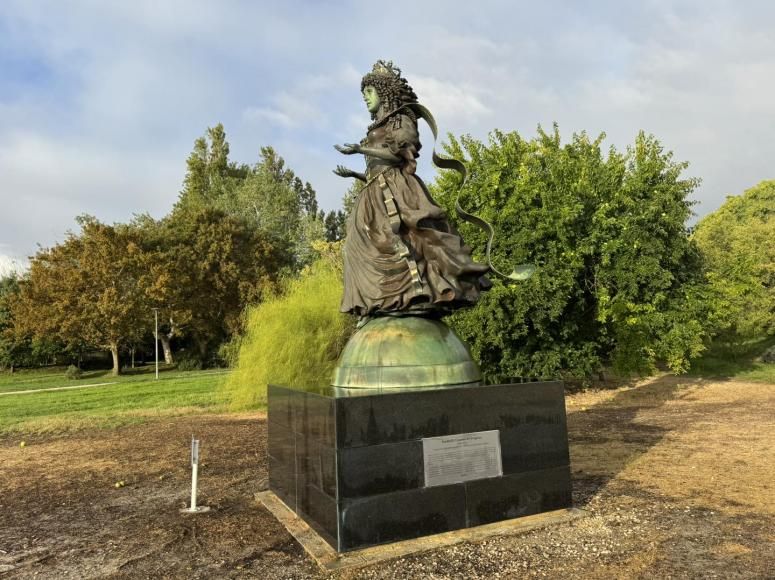 Est&aacute;tua Rainha Catarina de Bragan&ccedil;a recuperada