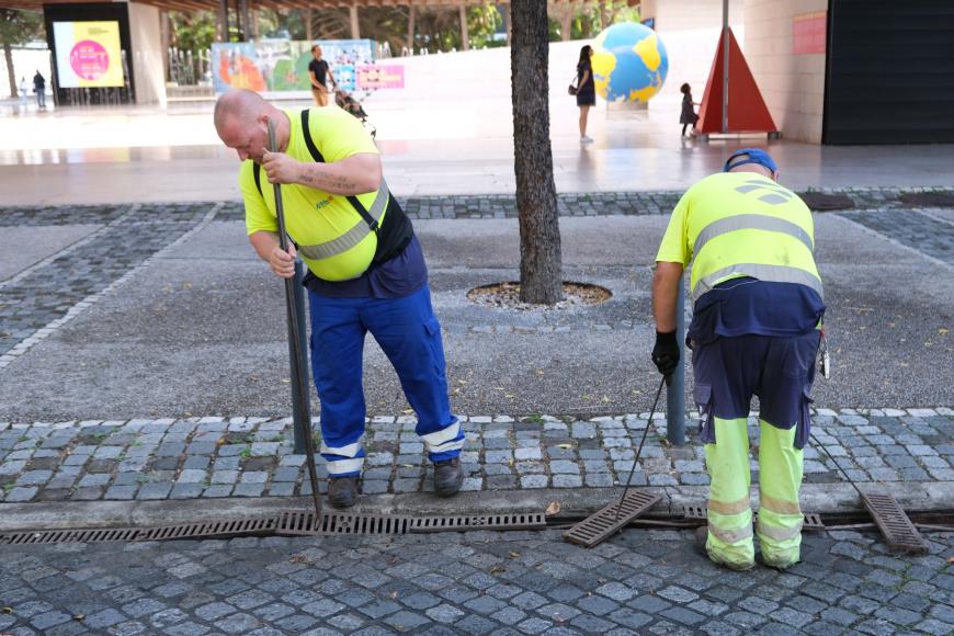 Prossegue a limpeza de caleiras Prossegue a limpeza de caleiras