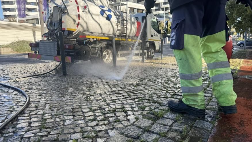 Lavagem de passeios na Avenida Fernando Pessoa