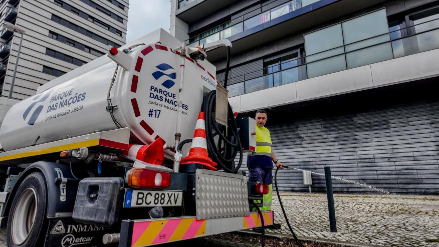 Lavagem de papeleiras no Passeio dos Heróis do Mar