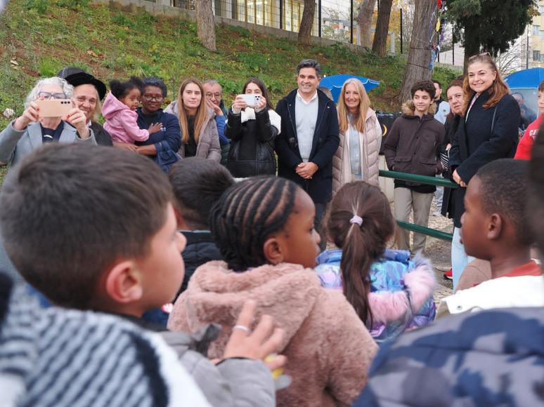 Árvore comunitária e presépio brilham a poente