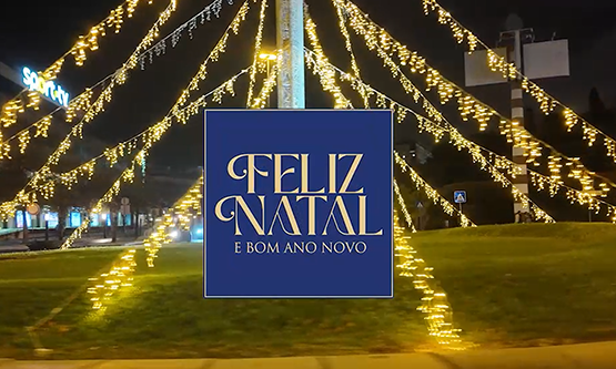 Luzes de Natal acesas