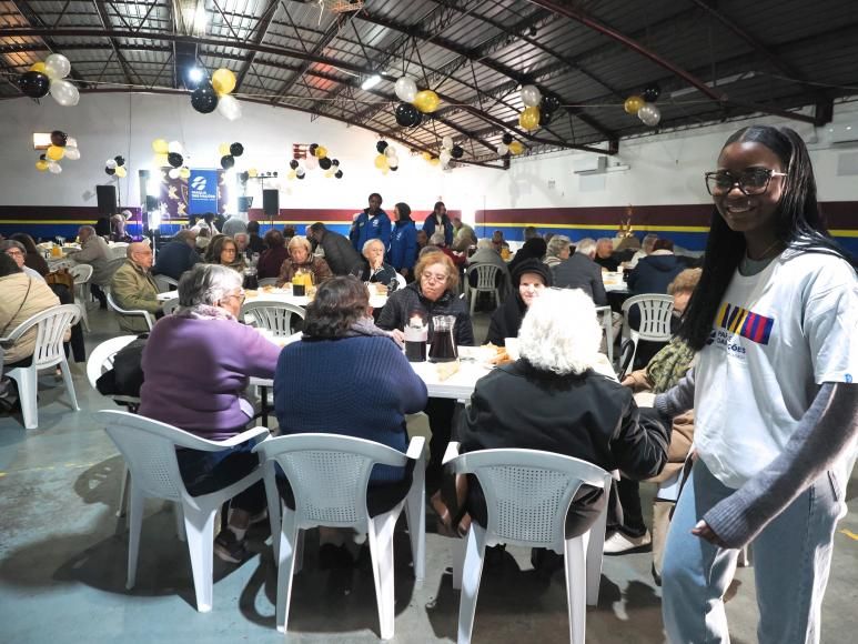 Festa animada no almo&ccedil;o de Reis da JFPN