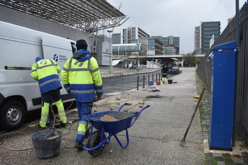 Repostos os pilaretes na Av do Atl&acirc;ntico