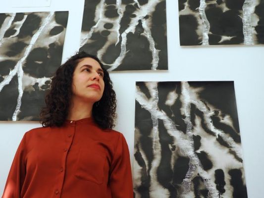 Exposi&ccedil;&atilde;o &ldquo;Sobre ser raiz&rdquo; patente na Biblioteca at&eacute; abril