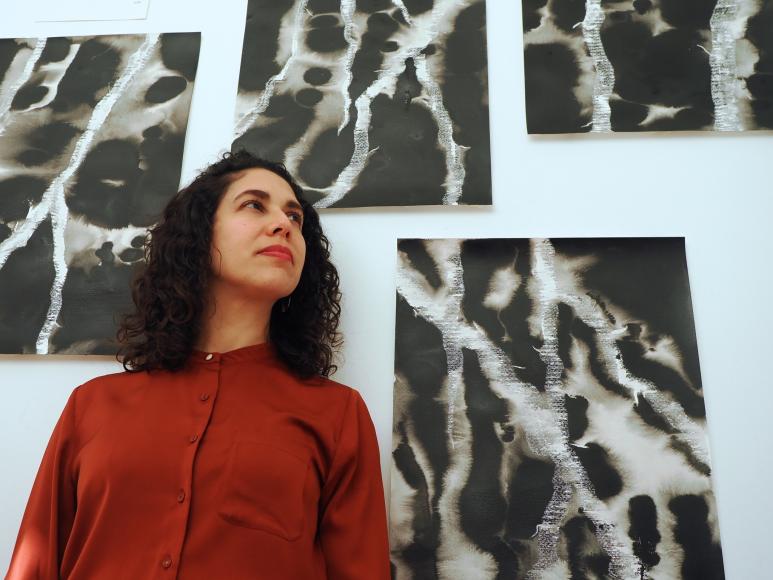 Exposi&ccedil;&atilde;o &ldquo;Sobre ser raiz&rdquo; patente na Biblioteca at&eacute; abril