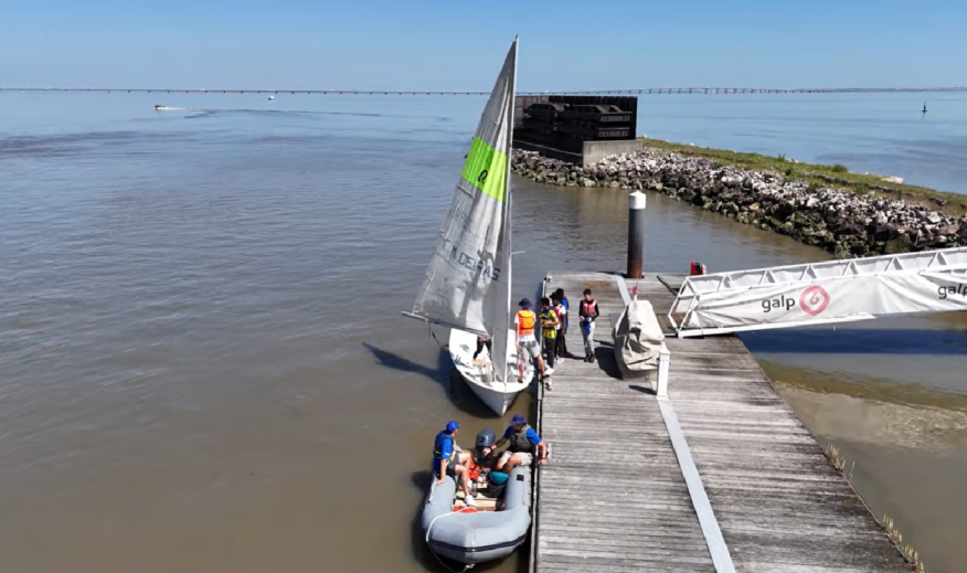 De barco &agrave; vela e em semi-r&iacute;gido no Rio Tejo