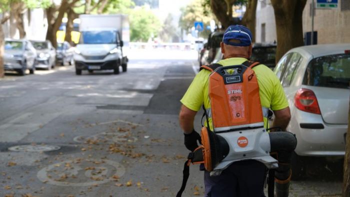 Varredora e soprador na Rua das Musas