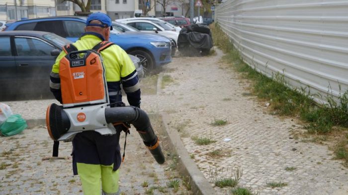 Varredora e soprador na zona poente