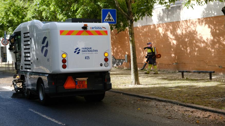 Varredora e soprador na Rua Ilha dos Amores