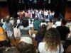 Sala cheia para assistir ao teatro