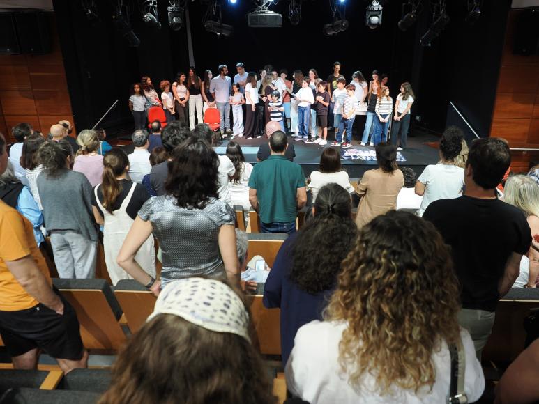 Sala cheia para assistir ao teatro