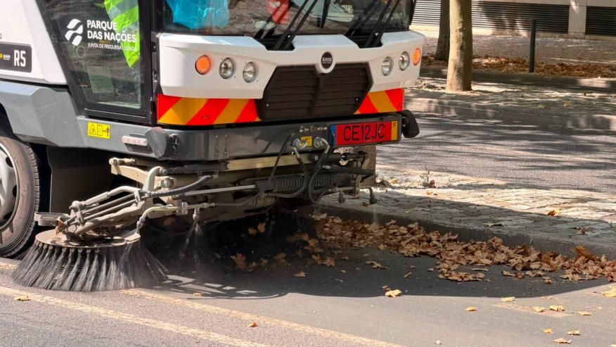 Aspira&ccedil;&atilde;o de folhas na Alameda dos Oceanos
