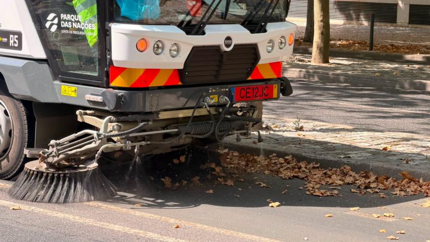 Aspira&ccedil;&atilde;o de folhas na Alameda dos Oceanos