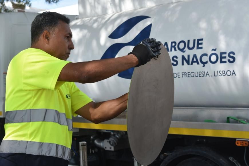 Lavagem de papeleiras e recantos