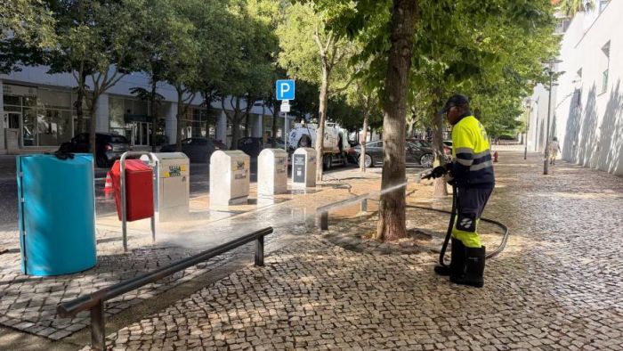 Lavagem de eco-ilhas, papeleiras e ruas