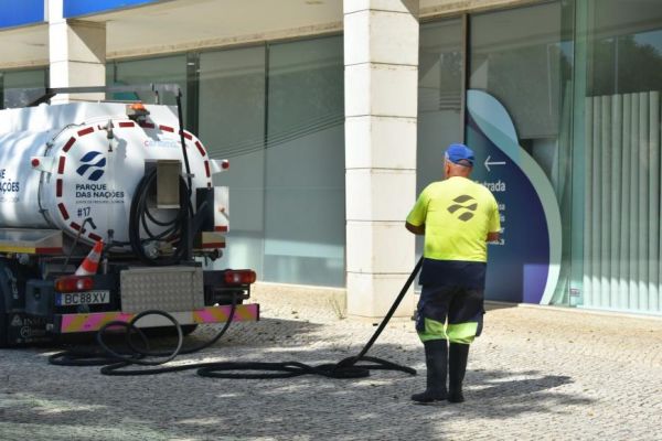 Lavagem de passeios na zona Sul