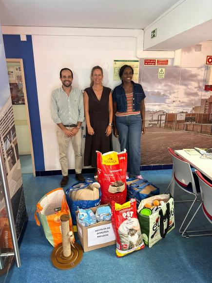 Grupo Farmaspot entrega bens doados a pets