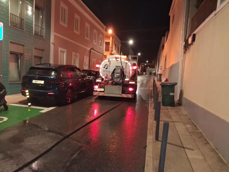 Lavagem com auto tanque na Centieira