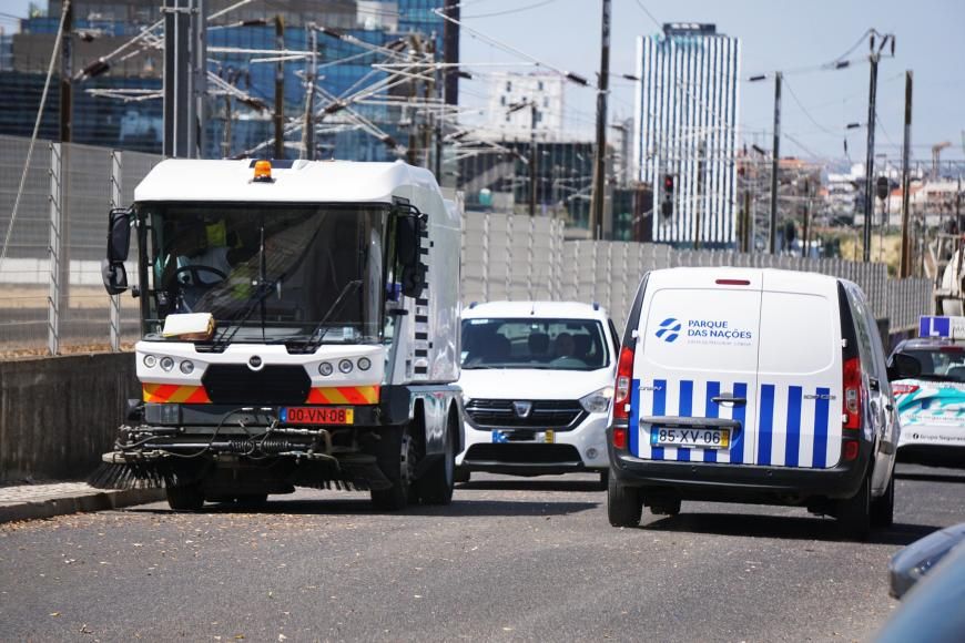 Varredora em a&ccedil;&atilde;o nas ruas do PN