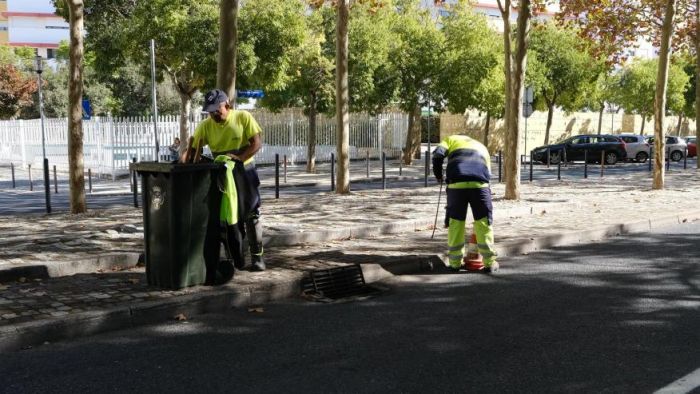 Deservagem e limpeza de sarjetas na Alameda dos Oceanos