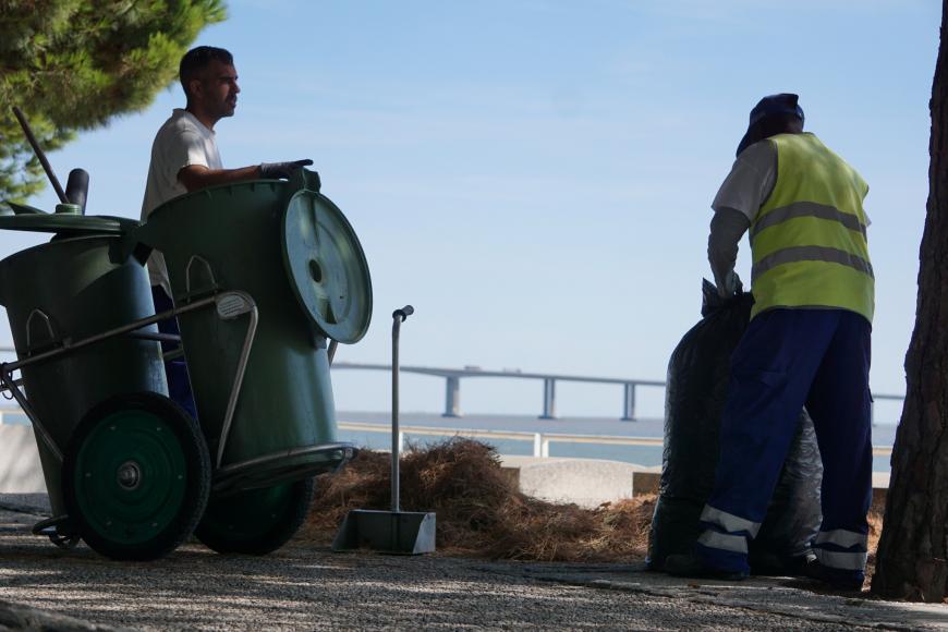 Limpeza e varredura do Passeio das T&aacute;gides e Gare do Oriente