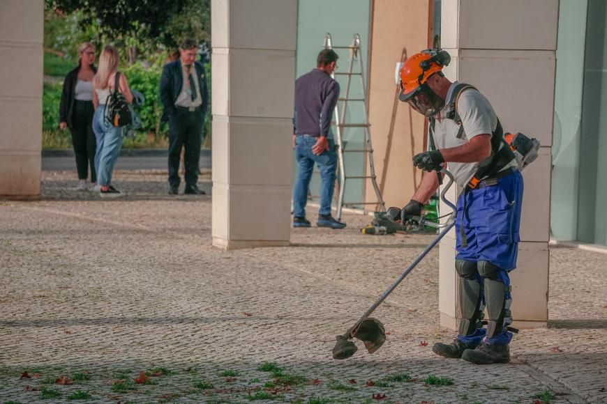 Deservagem e varredora na Alameda dos Oceanos