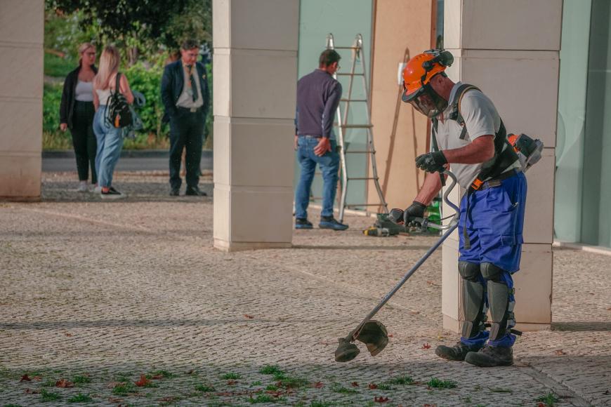 Deservagem e varredora na Alameda dos Oceanos