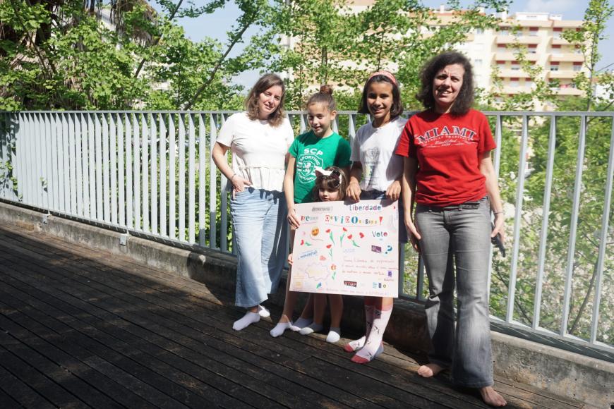 Fam&iacute;lias constroem &ldquo;Cartazes de Abril&rdquo; na Piscina do Oriente