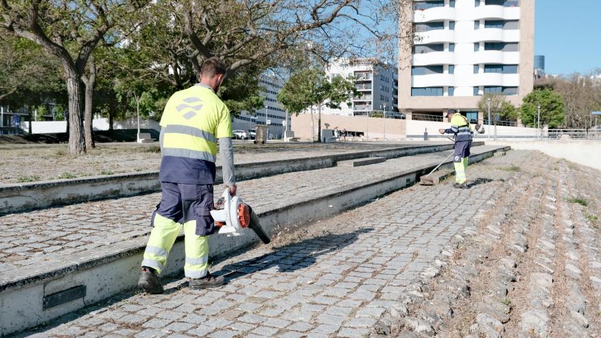 Deservagem, limpeza e lavadora em a&ccedil;&atilde;o