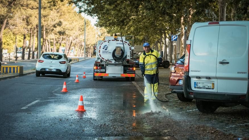 Lava ruas em movimento e deservagem em curso