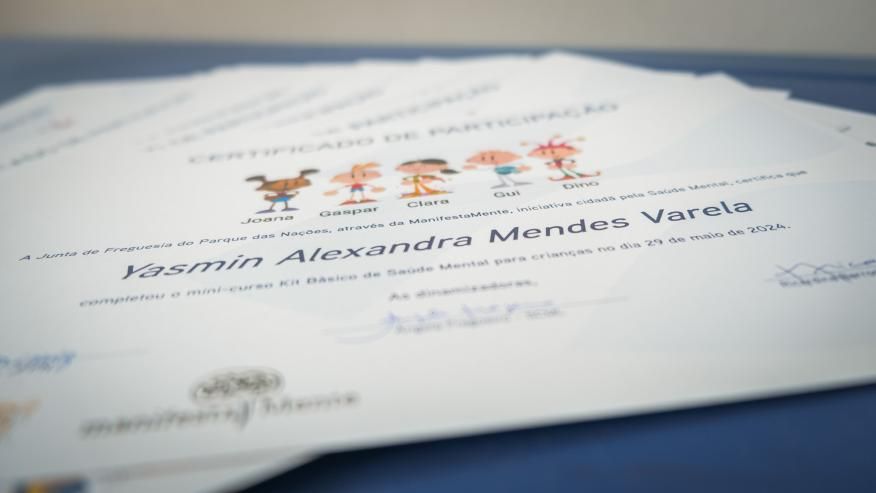 Crian&ccedil;as recebem certificado
